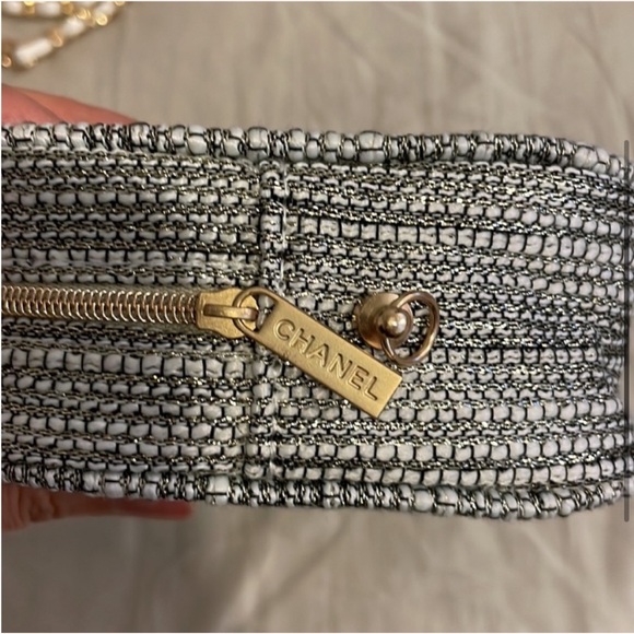 Authentic Chanel Tweed crossbody bag - Picture 3 of 13
